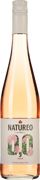 Eine schlanke Weinflasche mit hellrosa Inhalt, verziert mit einem weißen Etikett, das florale und blättrige Muster zeigt. Die Verschlusskappe ist elfenbeinfarben, passend zum Gesamtbild.