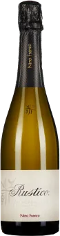 Eine schlanke Sektflasche mit schwarzem, strukturiertem Hals und goldfarbenem Schriftzug. Das Etikett ist cremefarben mit elegantem Schriftzug und detailliertem, dezentem Muster.