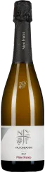 Flasche eines hochwertigen Prosecco mit goldgelber Flüssigkeit, schwarzem Flaschenhals und silberfarbenem Logo auf dem Etikett.