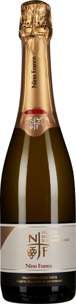 Flasche mit goldener Folie am Hals und elegantem Etikett auf champagnerfarbenem Hintergrund, das eine stilisierte Weintraube zeigt.