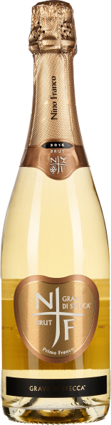 Eine Flasche Schaumwein mit goldener, glänzender Kapsel und einem beige-goldenen Etikett in Schildform; der Wein präsentiert sich in einem klaren, hellgoldenen Farbton.