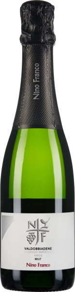 Flasche mit grünem Glas und schwarzem Netz am Hals. Weißes Etikett mit elegantem Design und dezenter Grafik.