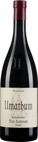 Dunkle Weinflasche mit bordeauxrotem Verschluss und einem beigen Etikett, das eine detaillierte Illustration und schwarze Schrift zeigt.