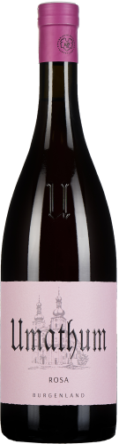 Dunkle Weinflasche mit elegant geschwungener Form, tiefrote Flüssigkeit erkennbar. Das Etikett ist zart rosa mit einer stilisierten Zeichnung von Türmen. Der Verschluss in einem kräftigen Rosaton.