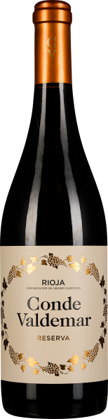 Eine elegante Weinflasche mit kupferfarbenem Verschluss und einem cremefarbenen Etikett, das von einem goldenen, dekorativen Traubendesign umrahmt ist.