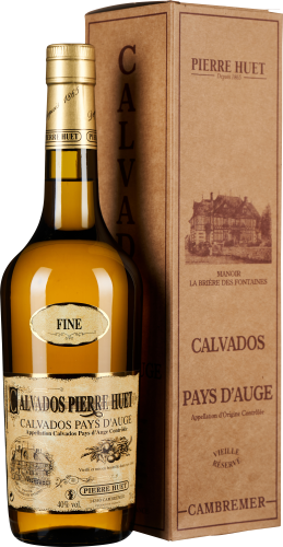 Eine Calvados-Flasche mit goldener Kapsel und edel gestaltetem Etikett in Creme- und Brauntönen, neben einer passenden, rustikal anmutenden Geschenkverpackung aus Karton.