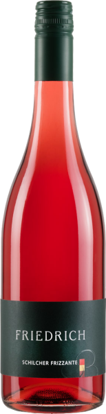 Eine elegante Weinflasche mit glänzend dunkelrotem Inhalt, schlanker Form und einem grünlichen Schraubverschluss. Das Etikett ist dunkel mit hellem Text.