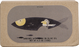 Kartonverpackung mit grafischem Design: Ein großer Fisch, gestaltet mit Zitrone als Auge und einem Pinguin mit Pilotenmütze als Teil des Körpers, schwimmt in grauem Hintergrund mit kleineren Fischen.