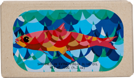 Eine dekorative Sardinendose mit buntem, abstraktem Fischdesign in leuchtenden Rot-, Blau- und Gelbtönen auf blauem Hintergrund mit geometrischen Mustern.