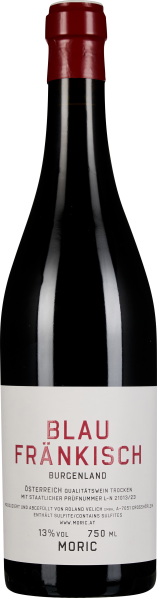 Dunkle Weinflasche mit rotem Verschluss, ein schlichtes weißes Etikett mit violett-rotem Schriftzug.