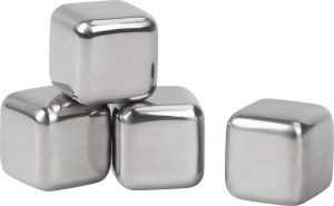 Vier glänzende, metallische Kühlsteine in Würfelform, die aufeinander gestapelt sind. Sie haben abgerundete Ecken und reflektieren das Licht auf ihrer glatten Oberfläche.
