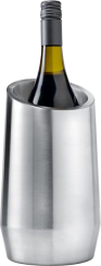 Silberfarbener, glänzender Edelstahl-Flaschenkühler mit einer Weinflasche darin. Schlichtes, minimalistisches Design.