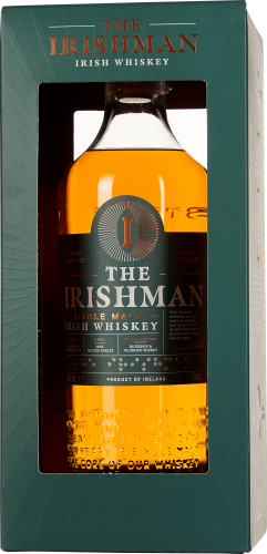 Eine Whiskybottle in einer eleganten, grünen Verpackung. Die Flasche enthält bernsteinfarbenen Whiskey, der durch ein Sichtfenster in der Verpackung sichtbar ist.