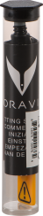 Transparente Kunststoffverpackung mit schwarzem Verschluss, durch die ein schwarzes Gerät sichtbar ist; ein gelbes Element mit Warnhinweis ist am Boden erkennbar.