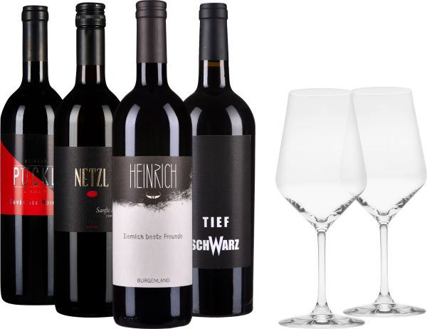 Ein Set bestehend aus vier Weinflaschen mit unterschiedlich gestalteten Etiketten und zwei eleganten, leeren Weingläsern. Die Flaschen sind in dunklen Farben gehalten, und die Gläser haben eine klare, geschwungene Form.