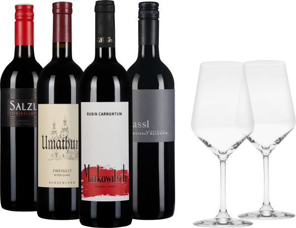 Fünf elegante Rotweinflaschen mit unterschiedlichen Etiketten und zwei stilvolle Weingläser davor.