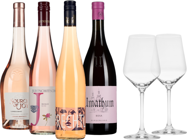 Das Bild zeigt ein Set aus vier Rosé-Weinflaschen und zwei eleganten Weingläsern. Die Flaschen haben stilvolle Etiketten in verschiedenen Weiß- und Rosatönen, die Gläser stehen rechts und haben eine klare, moderne Form.