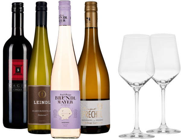 Vier Weinflaschen mit unterschiedlichen Etikettfarben, von links nach rechts: dunkles Rot-Schwarz, Dunkelbraun, Hellrosa und Weiß. Daneben zwei elegante Weingläser mit langem Stiel.