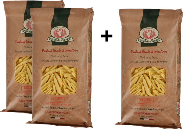 Zwei braune Papiertüten mit durchsichtigen Fenstern, gefüllt mit gelber Pasta.