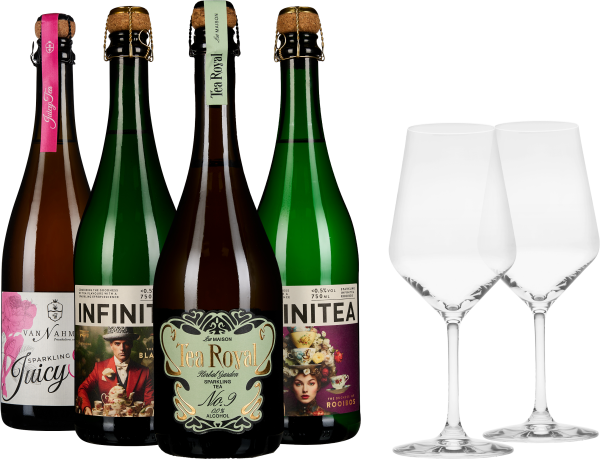 Drei Flaschen mit Teekonzentrat und zwei elegante Weingläser.