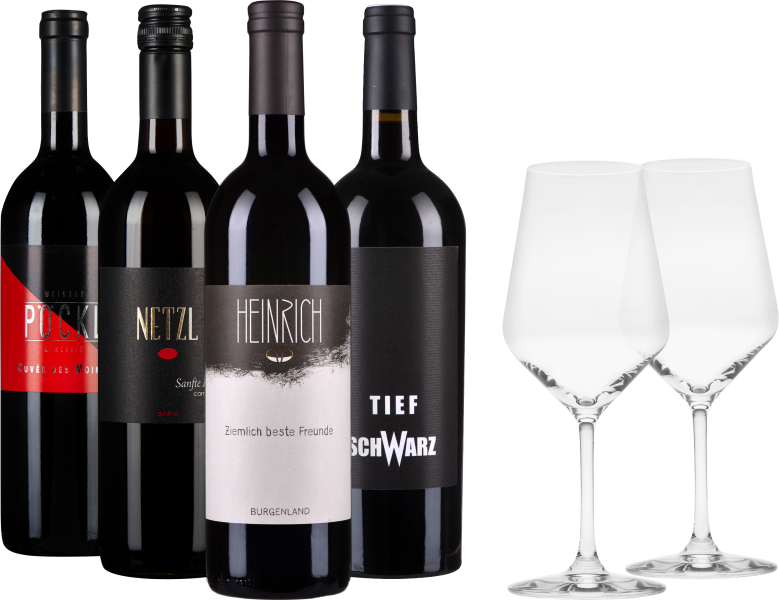 Ein Set bestehend aus vier Weinflaschen mit unterschiedlich gestalteten Etiketten und zwei eleganten, leeren Weingläsern. Die Flaschen sind in dunklen Farben gehalten, und die Gläser haben eine klare, geschwungene Form.
