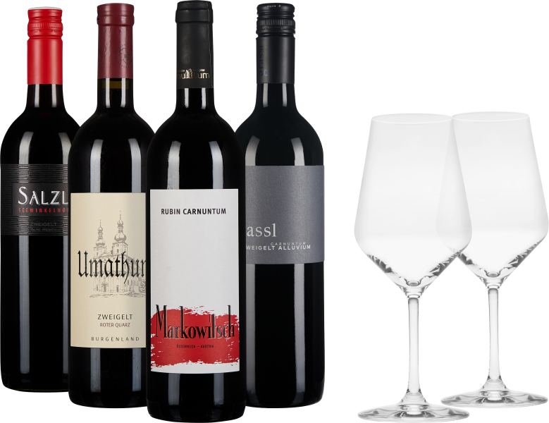 Fünf elegante Rotweinflaschen mit unterschiedlichen Etiketten und zwei stilvolle Weingläser davor.