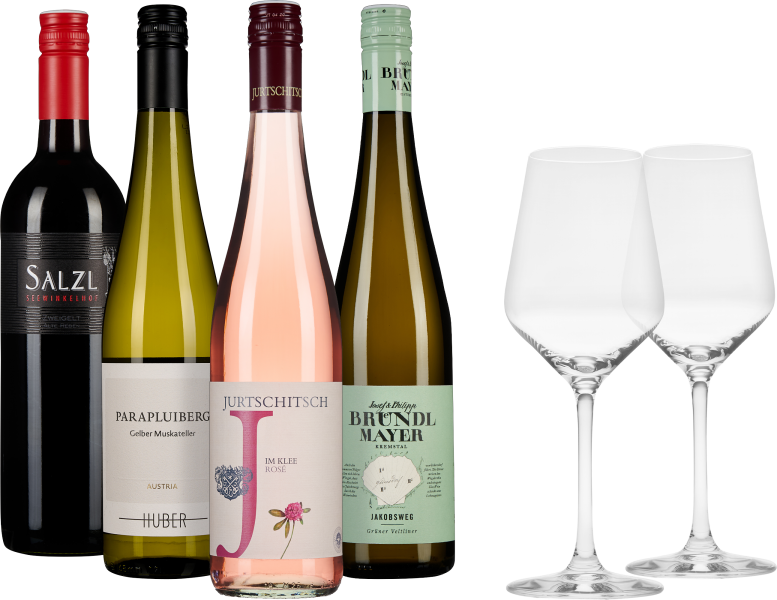 Das Bild zeigt ein Weinset mit vier Flaschen unterschiedlicher Farben: Rotwein mit rotem Etikett, Gelber Muskateller mit weißem Etikett, Roséwein mit hellrosa Etikett und Grüner Veltliner mit grünem Etikett. Daneben stehen zwei elegante, leere Weingläser.