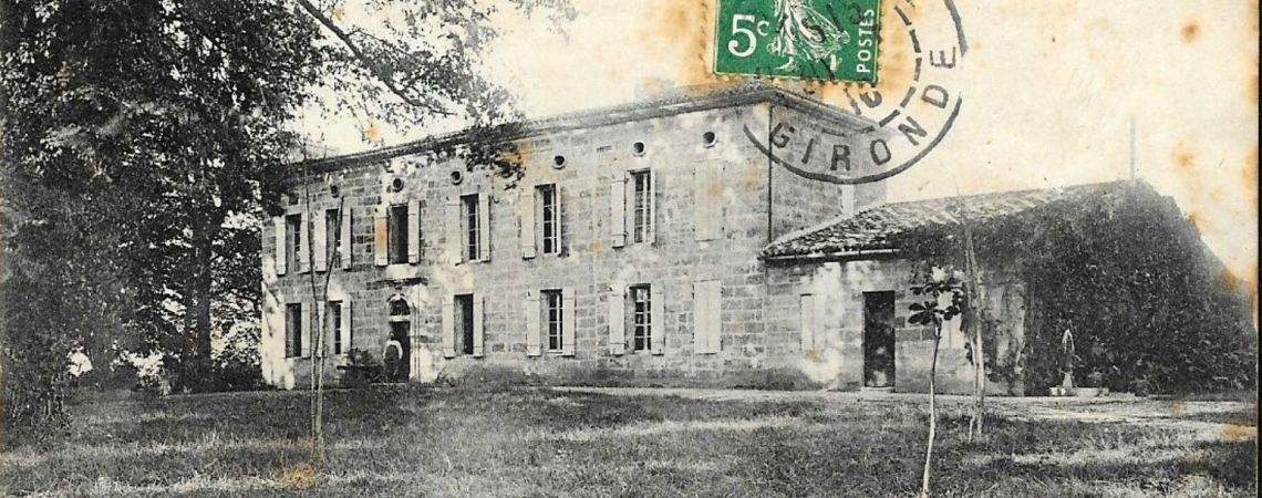 Historische Postkarte mit Herrenhaus im Grünen und gestempelter grüner Briefmarke.