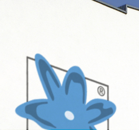 Weiße Gebäudeansicht mit blauem Logo und modernen Fenstern unter klarem Himmel.