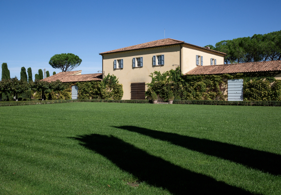 Fattoria Le Pupille Foto Barricaia fuori