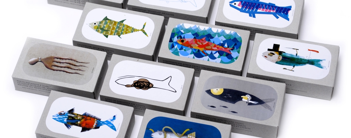 Bunte Meerestier-Illustrationen auf grauen Verpackungen arrangiert.