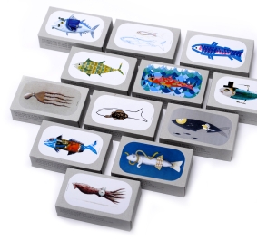 Bunte Meerestier-Illustrationen auf grauen Verpackungen arrangiert.