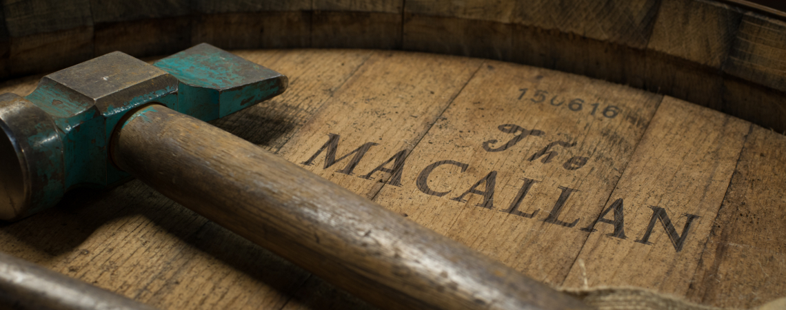 Holzfassdeckel mit Werkzeug auf rustikalem Hintergrund.