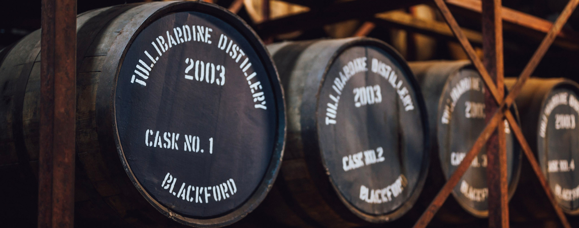 Mehrere alte Holzfässer in einem Lagerhaus quietschendem, gedämpftem Licht.