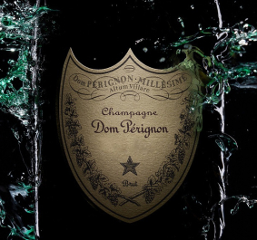 Champagnerflasche mit eleganter goldener Etikettierung, umgeben von spritzendem Wasser, dunkler Hintergrund.