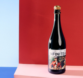 Flasche auf pastellfarbenem Hintergrund, kontrastiert mit blau und rot.