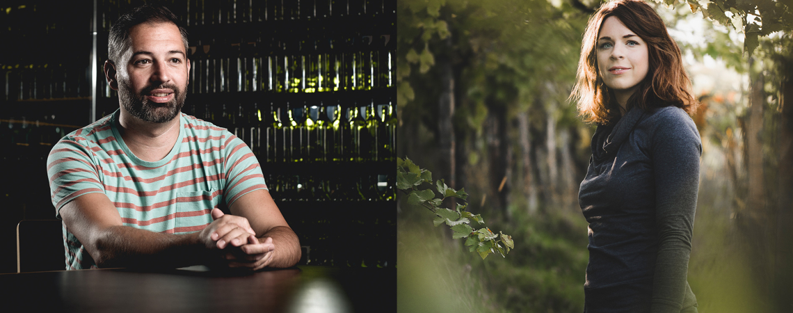 Zwei Personen: einer im Raum, eine im grünen Außenbereich, stimmungsvolle Beleuchtung.