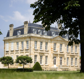 Elegantes, historisches Anwesen im französischen Stil umgeben von gepflegtem Garten.