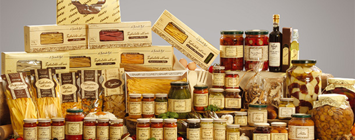 Vielzahl italienischer Lebensmittelprodukte auf einem Holztisch arrangiert.