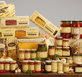 Vielzahl italienischer Lebensmittelprodukte auf einem Holztisch arrangiert.