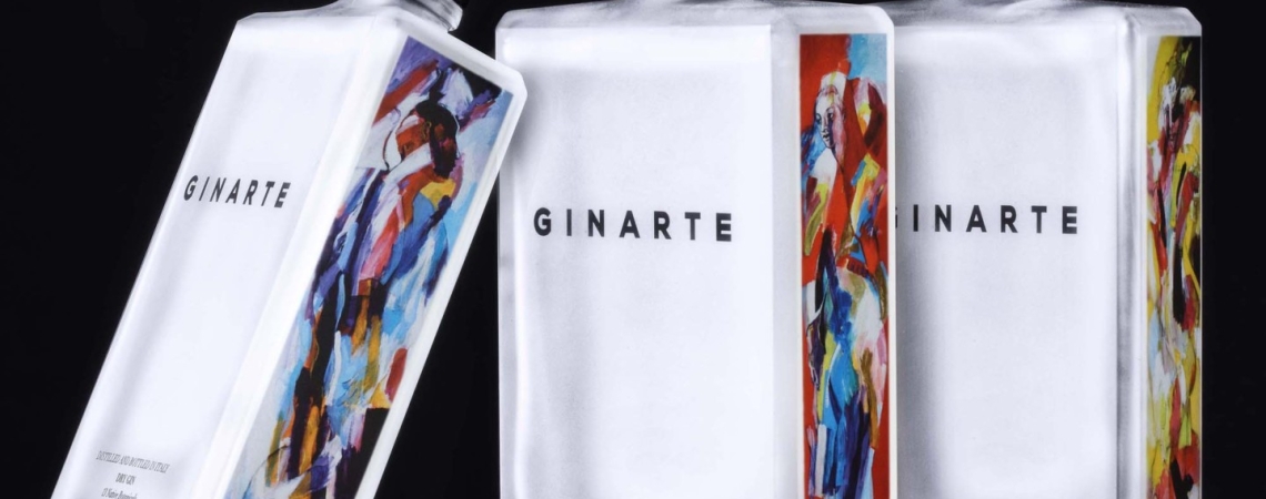 Drei eckige Ginflaschen, weiße Etiketten mit bunten, abstrakten Kunstwerken an den Seiten.