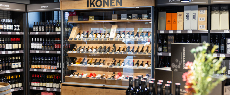 Moderne Weinhandlung mit stilvoller Flaschenpräsentation und Regalen voller Weinauswahl.