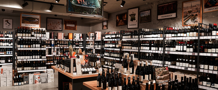 Moderner Weinkeller mit zahlreichen Flaschenregalen und stilvoller Beleuchtung.