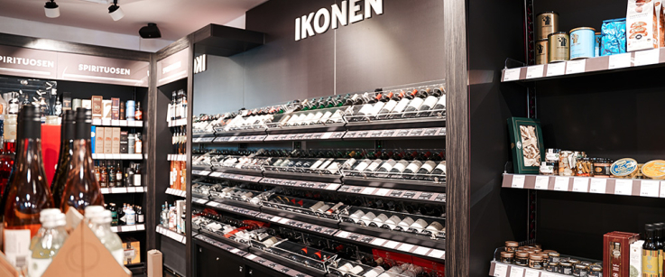 Eleganter Laden mit Weinregalen und Feinkostregalen in moderner schwarzer Einrichtung.