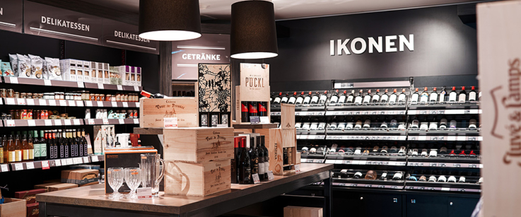 Eleganter Delikatessenladen mit Weinregalen und stilvoller Beleuchtung.