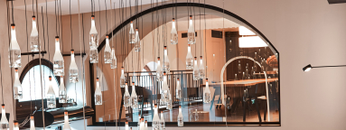 Moderne Hängelampen aus Flaschen über einem stilvollen, eleganten Essbereich.