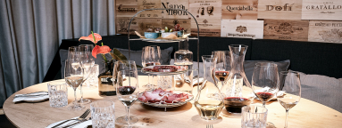 Eleganter gedeckter Tisch mit Gläsern, Karaffen und Aufschnitt in stilvollem Ambiente.