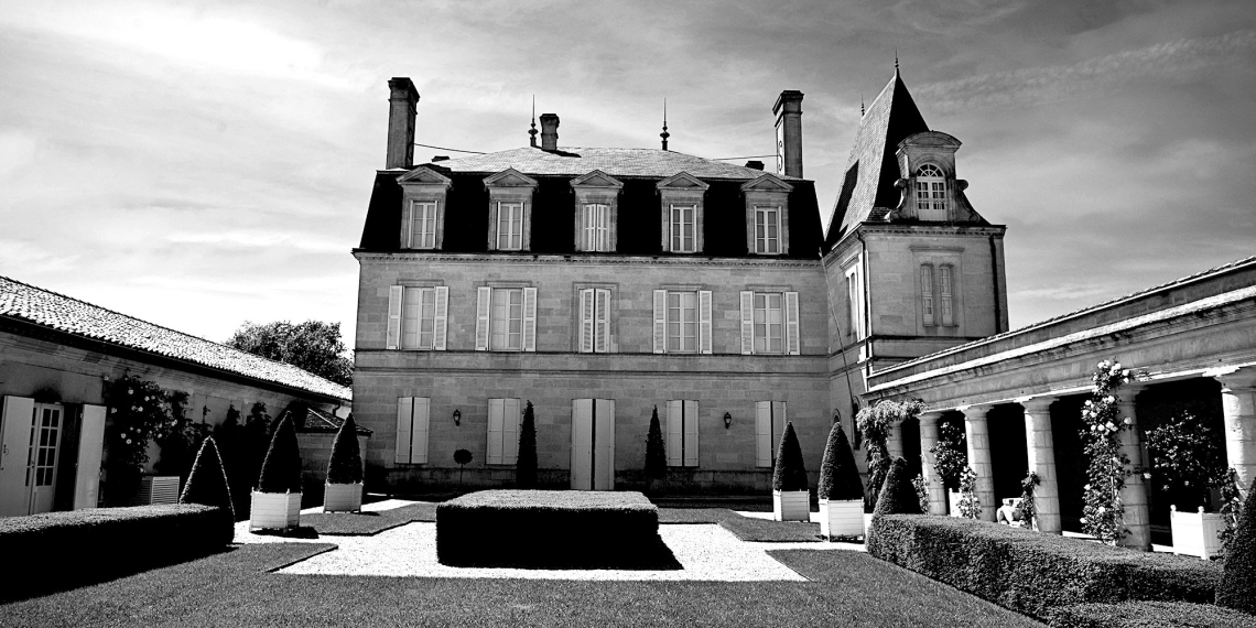 Schwarz-weißes Bild eines eleganten französischen Schlosses mit symmetrischem Garten.